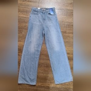 NWT Levi's high loose size 28